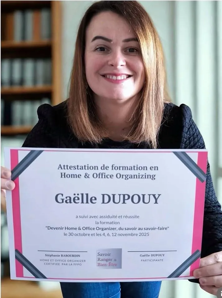 Gaëlle avec son attestation de formation Home & Office Organizer, novembre 2025