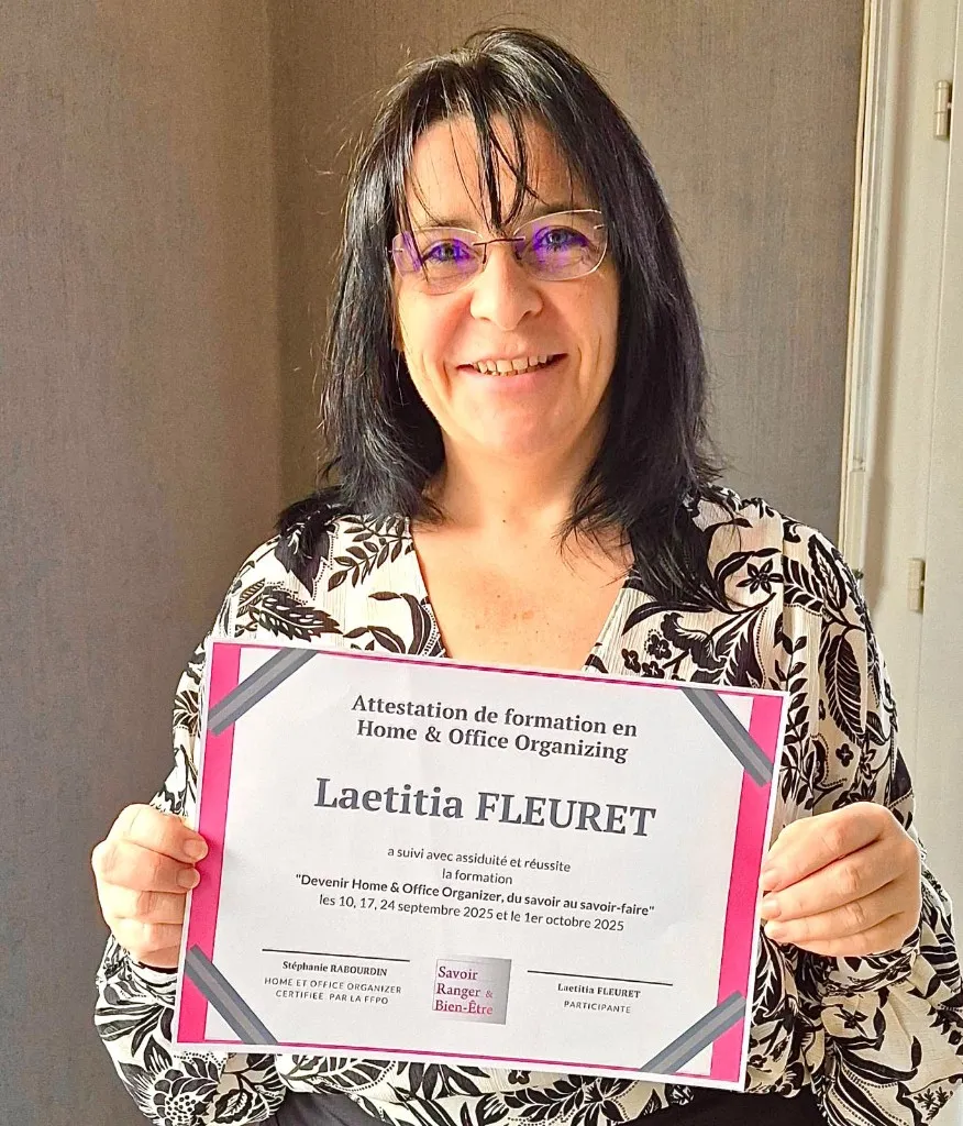 Laeticia avec son attestation de formation Home & Office Organizer, octobre 2025
