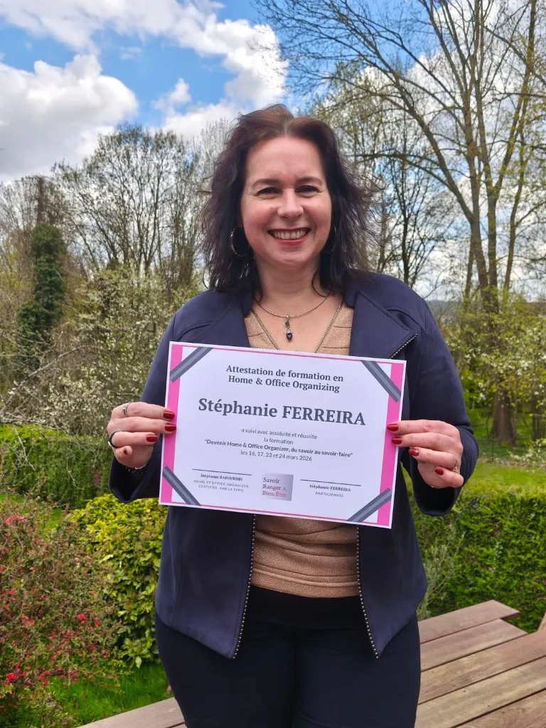 Stéphanie avec son attestation de formation Home & Office Organizer, mars 2026